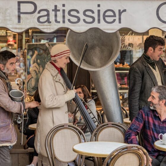 Les musiciens passent devant une boulangerie