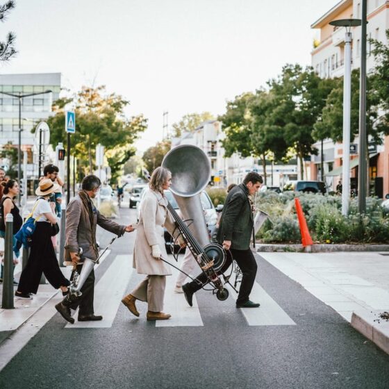 artistes traversent la rue avec leurs instruments