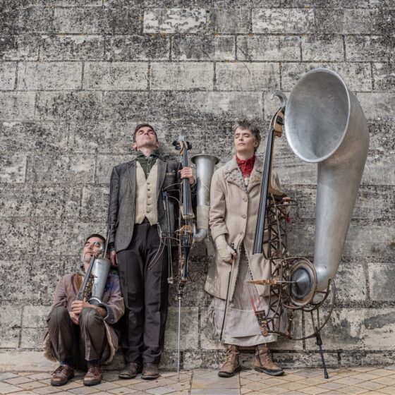 artistes avec leurs instruments devant un mur