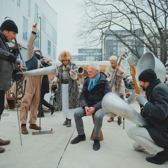 musiciens jouent dans la rue