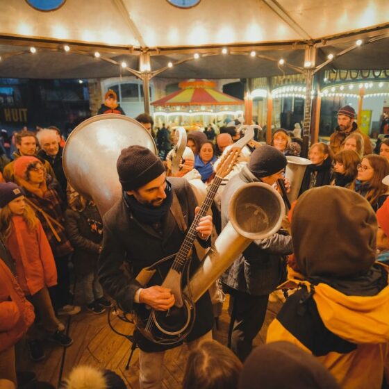 musiciens jouent au milieu du public